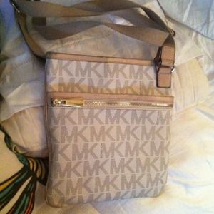 MICHEAL KORS CROSSBODY PURSE