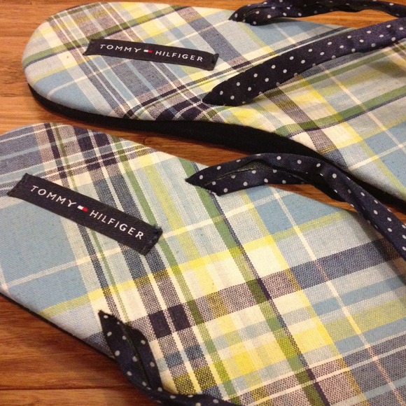Tommy Hilfiger plaid flip flops - Picture 2 of 3
