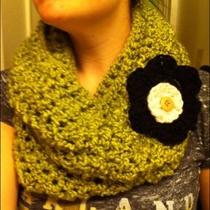 Green cowl with black and white flower