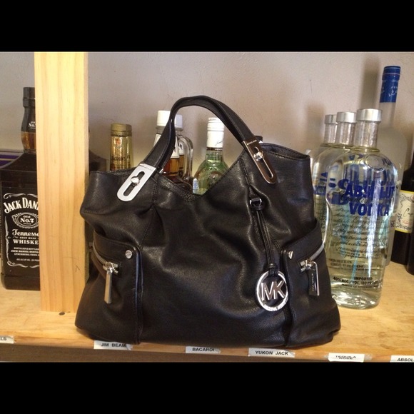 Hold!!!! Slightly used mk bag ! Eye catcher