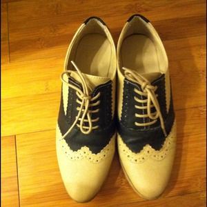 Saddle shoes with wingtips