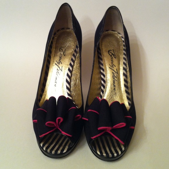 ReducedBeverly Feldman Bow Pumps Size 9M