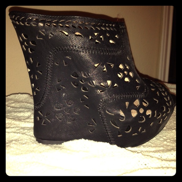 6in Black cut out wedge