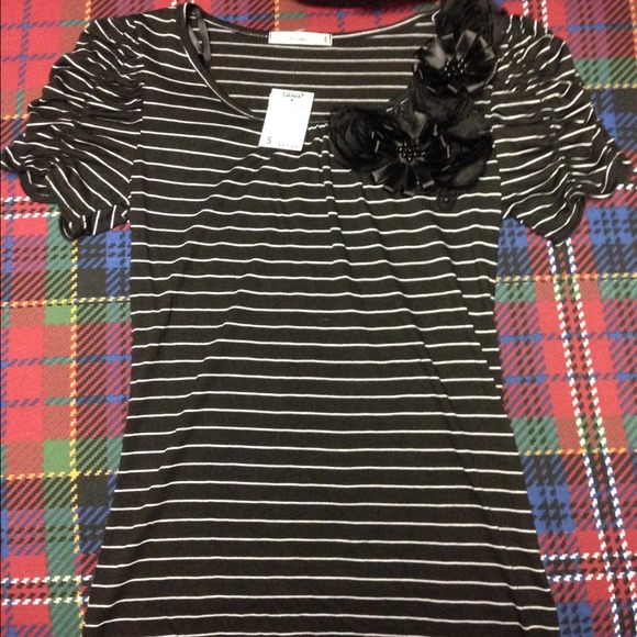 Beautiful black & white stripes top.