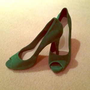 REDUCED Green Nine West suede open-toe pumps, 9