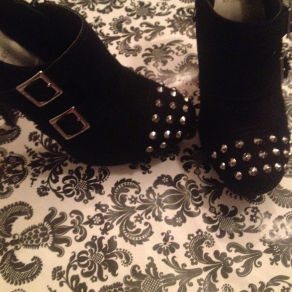 Guess Black Booties! Size 8 - Picture 4 of 4