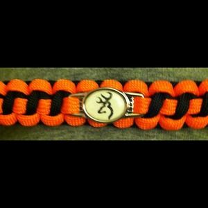 I handmake customized Paracord.