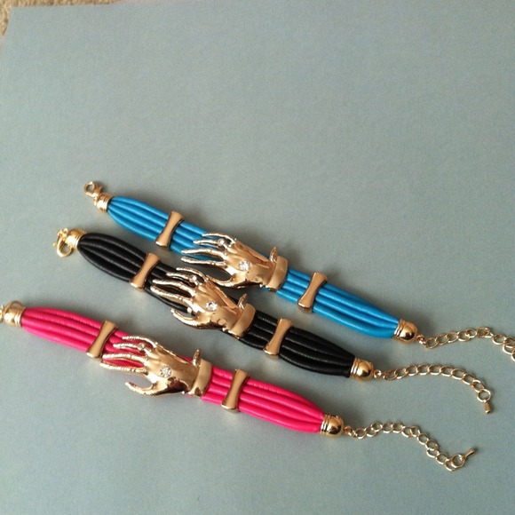 Hand design bracelet - Picture 2 of 3