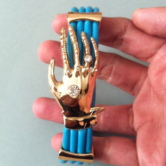 Hand design bracelet - Picture 3 of 3