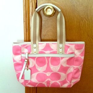 *HOLD until 1/8 for lizzbojorquez27* Pnk Coach bag