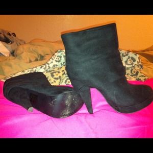 Sz 5.5 black suede booties