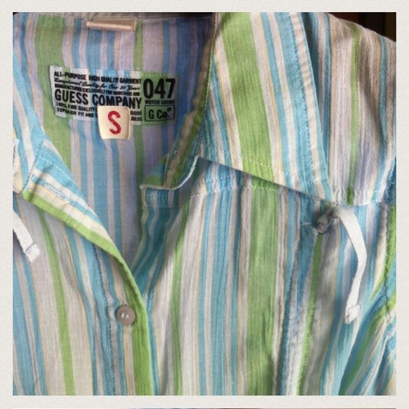 Sleeveless Guess button-up collar with sinching