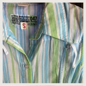 Sleeveless Guess button-up collar with sinching