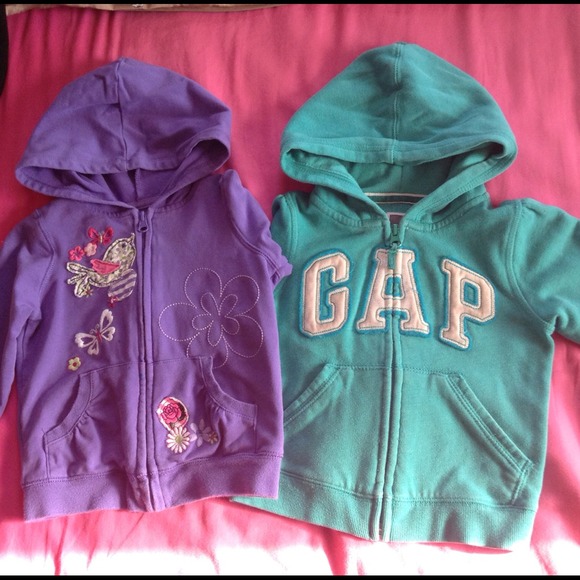 ⛔️Sold⛔️2 hoodies for toddler