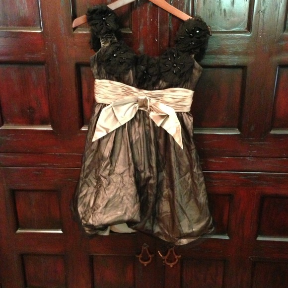 Betsy Johnson size 4 gorgeous. Color combo