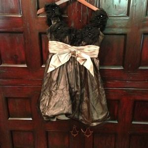 Betsy Johnson size 4 gorgeous. Color combo