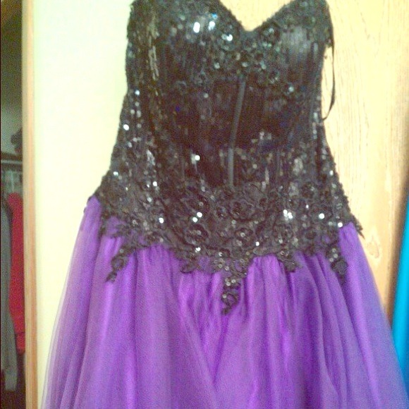 Beautiful homecoming dress. Only wore once.