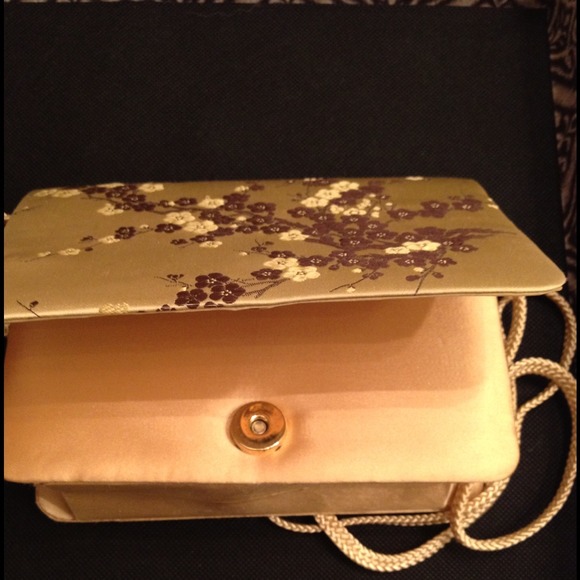 $5 Gold satin clutch - Picture 3 of 4