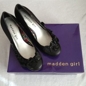 SOLD New Madden Girl (Steve Madden) Black Pumps