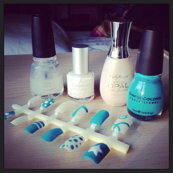 Blue and opal glazed fake nails💅