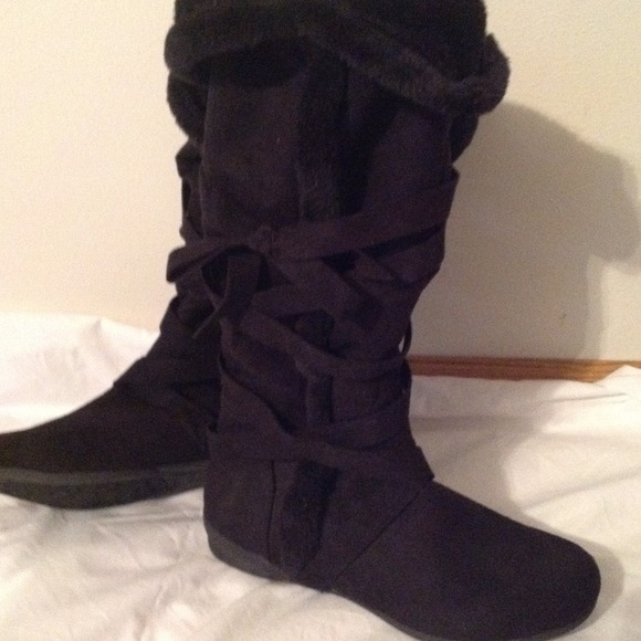 Black boot with fold over fur