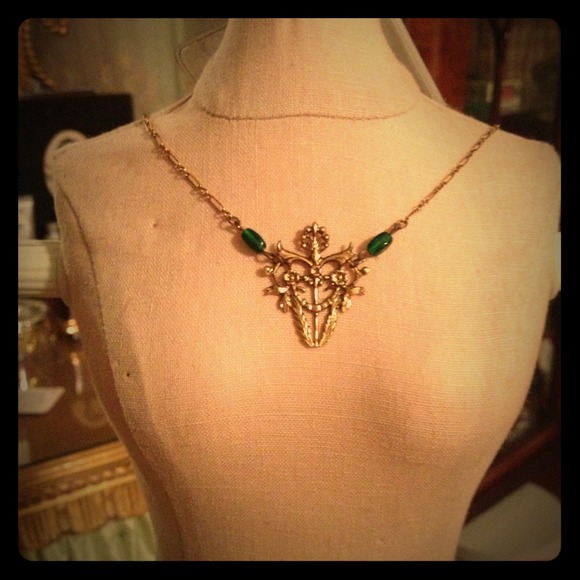 Old-fashioned emerald necklace