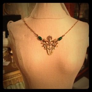 Old-fashioned emerald necklace