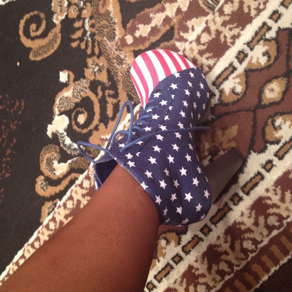 ✋SOLD!! ✋Jeffrey Campbell's inspired heels