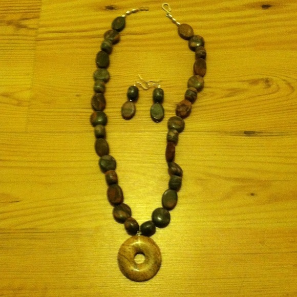 Multicolored neutral but in your face necklace set