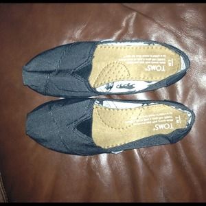 TOMS - W7 - WORN ONCE!