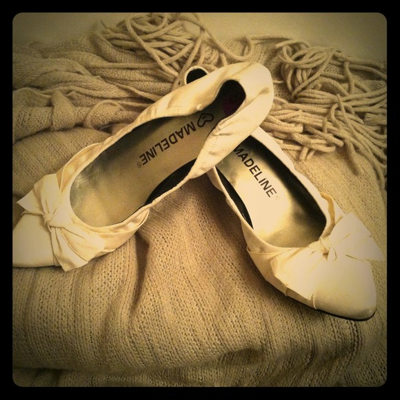 NWT Madeline off-white kitten heel's