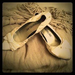 NWT Madeline off-white kitten heel's