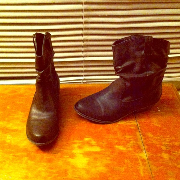 Cute boots worn a bunch,in good shape!