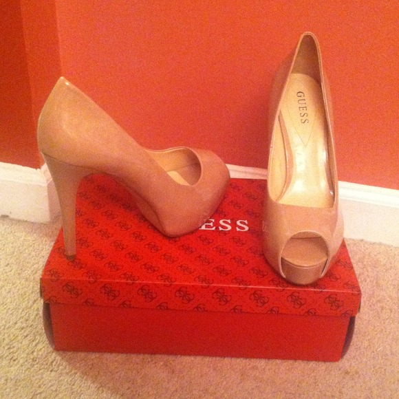 Guess Peep-Toe Beige Pump