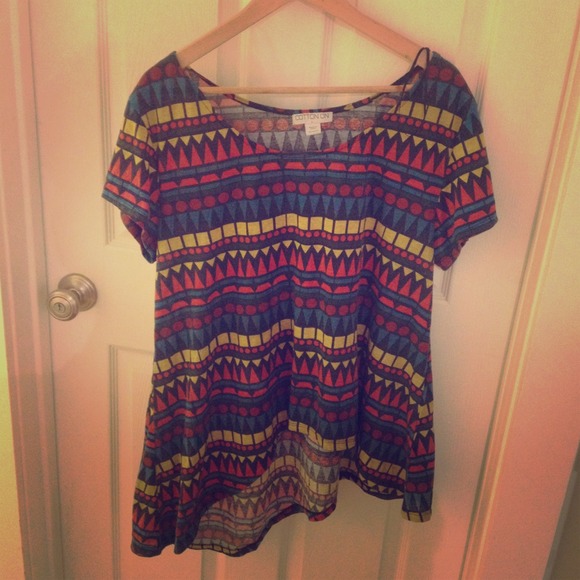❌SOLD❌high-low patterned loose fitting shirt.