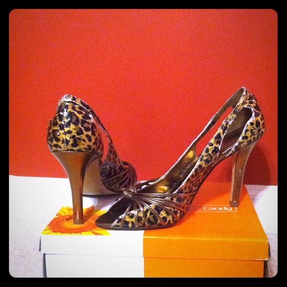 Peep-Toe Leopard Print Pump