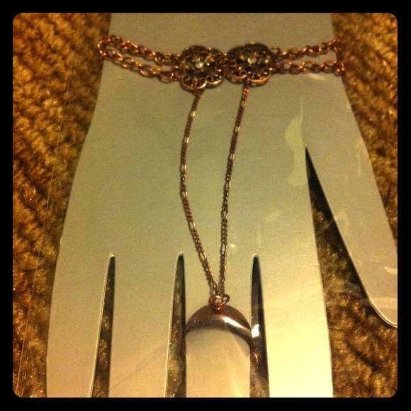 Jewelry - Two flower chain ring