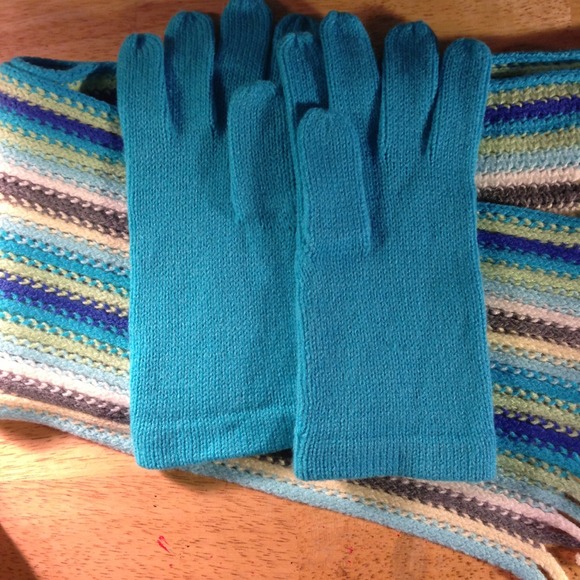 ❌SOLD❌NWOT New York & Co Scarf and Gloves Set - Picture 3 of 4