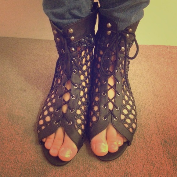 Boots - black lace up ankle sandal