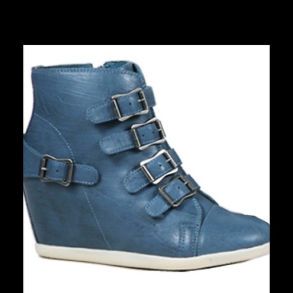 Hidden wedge tennis shoe (reduced again)