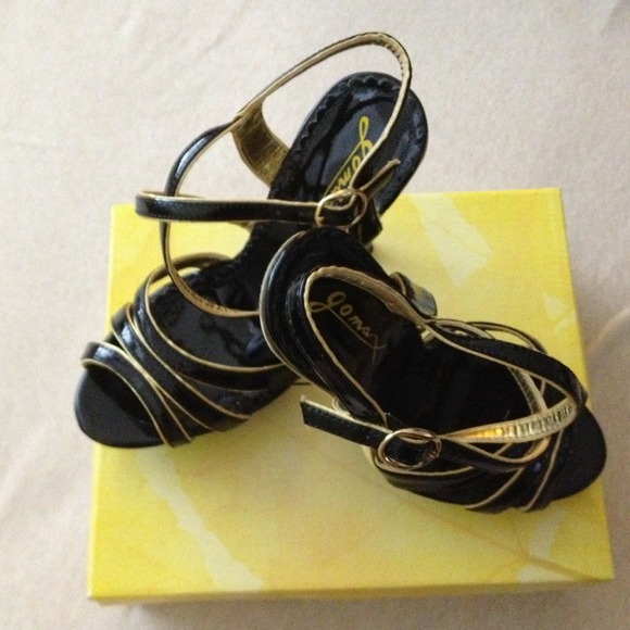 Pair of Black/Gold Criss Cross Stilettos