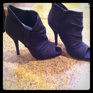 Super cute grey suede booties