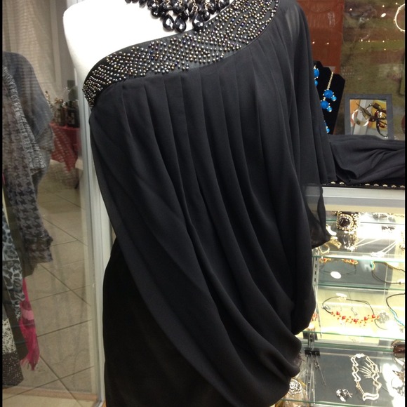 Gorgeous one sleeve dress BNWT few pieces left $20