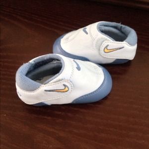 Nike crib shoes sz 2