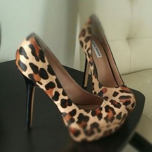 ***SOLD***Steve Madden Leopard Pumps