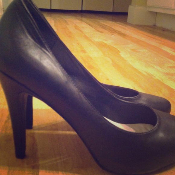 SOLD ✔✅ Black leather round toe heels!
