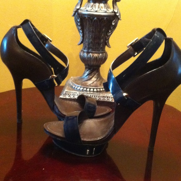 Tory Burch coconut and navy heels 7 ๐OFFERS ๐๐ - Picture 3 of 4