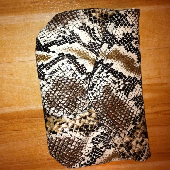 SOLD ✅✂REDUCED✂Cute little snakeskin print clutch!