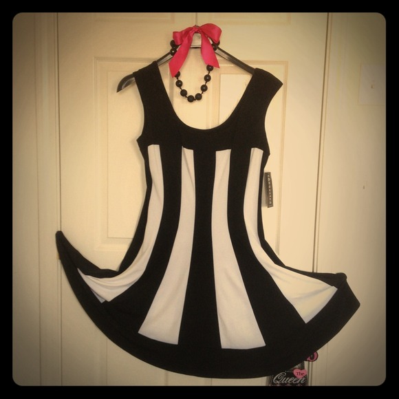 🌟SOLD🌟Black & White party dress.
