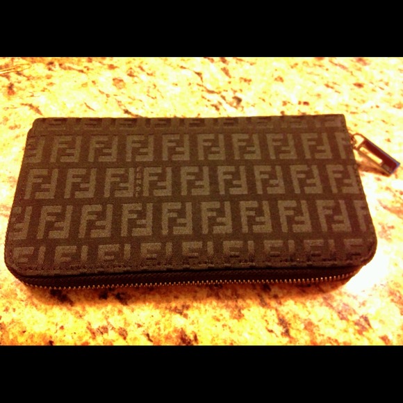 FENDI Clutches & Wallets - 🌟✨AUTHENTIC FENDI WALLET🌟✨